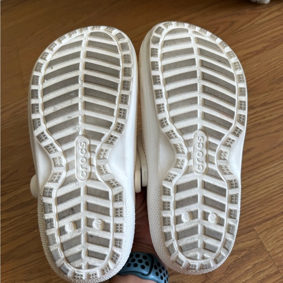 White Fuzzy-Lined Crocs | Men’s 6 / Women’s 8 | Classic Clog with Warm Lining - Picture 10 of 13